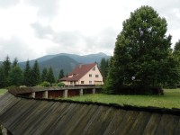 Oplocení kostela, vzadu jsou Nízké Tatry