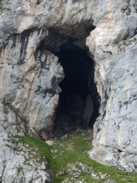 Vchod do jeskyně v masivu Napf, přiblíženo