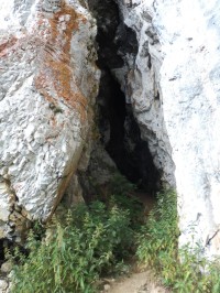 Další vchod do jeskyně, kolem kterého vede stezka č. 211