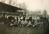 Fotografie z roku 1924, vlevo je vidět dřevěná tribuna
