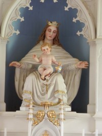 Socha Panny Marie s Ježíškem na klíně v kostele