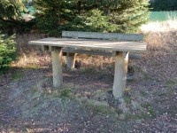 Dřevěný stůl a lavice na vyhlídce