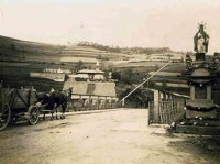 Fotografie z roku 1901 na již ocelový most