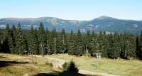 Výhled od Černé boudy: zleva Luční hora, Studniční hora, Úpská hrana nad Obřím dolem, Sněžka, před ní Růžová hora