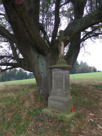 Kamenný křížek u stromu