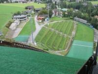 Pohled na tribuny, dojezdovou plochu a zázemí stadionu