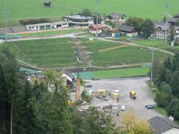 Pohled na ski stadion z vyhlídky nad vodopádem, přiblížení 