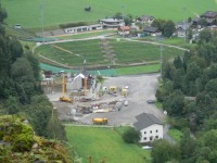 Pohled na ski stadion ze zříceniny hradu Bachsfall, přiblížení