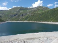 Silberpfennig (2.600 m n. m.) a Kleiner Silberpfennig (2.510 m n. m.) přes vodní hladinu
