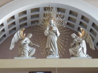 Socha Božského srdce Páně z původního oltáře a dva andělé