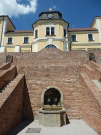 Původně barokního symetrické schodiště pod zahradním sálem bývalé jezuitské koleje