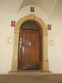 Vchod do domu s kamenným portálem