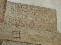 Pamětní vytesaný nápis na pilíři