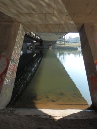 Pod mostem, pohled z pravého břehu k nemocnici