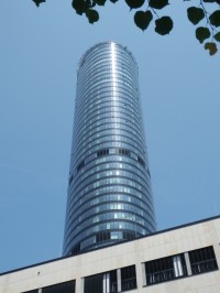 Pohled na Sky Tower z ulice Wielkej