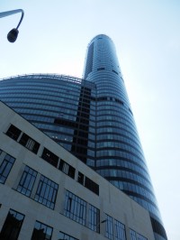 Pohled na Sky Tower z ulice Gwiażdzistej