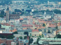 Totéž, vlevo je Bazylika mniejsza św. Elżbiety Węgierskiej, vpravo vyčuhuje věž radnice