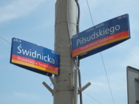 Označení ulic Świdnicka a Piłsudskiego
