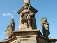 Tři ze čtyř patronů Mariánského sloupu, zleva svatý Rochus z Montpellieru, svatý Jan Nepomucký a svatý Šebestián