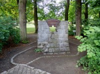 Pomník Oskara Schindlera na kraji parku
