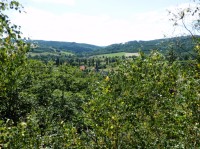 Výhled na Okrzeszyn v údolíčku