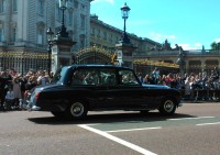 Projíždí královna Alžběta II