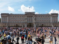 Buckinghamský palác, rozcházející se dav