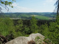 Pohled z bezejmenné vyhlídky (kousek od značeného okruhu) na Broumovskou vrchovinu a obec Pěkov