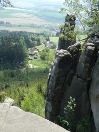 Pohled z Krtičkovy vyhlídky, dole osada Ostaš, za ní část obce Bukovice