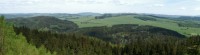 Panoramatický pohled z Krtičkovy vyhlídky na Broumovskou vrchovinu a hraniční Javoří hory, pod námi je Dolní labyrint