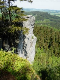 Některé skalní útvary vystupují nad terénem i 40 metrů