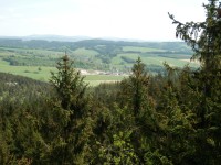 Pohled z Frýdlantské vyhlídky na Broumovskou vrchovinu a Javoří hory, dole je obec Pěkov