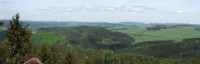 Panoramatický pohled z Frýdlantské vyhlídky, vlevo za stromy jsou Krkonoše