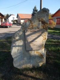 Kámen na břehu Javorky v Ostroměři