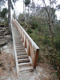 Dřevěné schodiště usnadňuje chůzi terénem