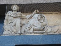 Levá část reliéfu s bohem Merkurem a tajemnou ženou