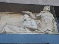 Pravá část reliéfu s bohyní Démétér a mužem v pracovním oděvu s kladivem