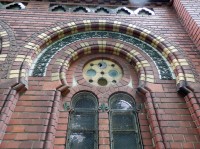 Zdobený oblouk nad oknem v čelní zdi
