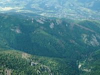 Pohled z vrcholu na Zakopane (jeho západní část), uprostřed je Turnia Kiernia (1.316 m n. m.), vpravo dole Polana Strążyska