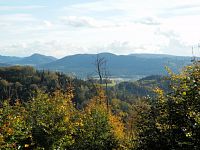 Uprostřed Dzikowiec (836 m n. m.), vlevo od něj Stożek Wielki (839 m n. m.)