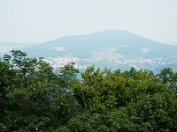 Pohled z rozhledny na horu Chełmiec a pod ní město Boguszów-Gorce, přiblížení