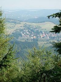 Omezený výhled z vrcholu Dzikowce na Kuźnice Świdnickie, vzadu je Wałbrzych, přiblížení