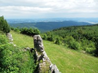 Pohled od bufetu severním směrem do polského vnitrozemí, vpředu vlevo jsou vidět zbytky původní chaty
