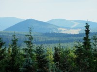 Bukovec, vpravo pod ním osada Jizerka, přiblíženo