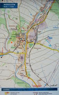 Mapa města Mieroszów. Dokreslené oranžové kolečko vlevo udává polohu rozhledny