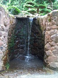 Vodopád v dolní části zahrady