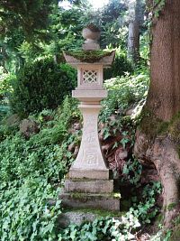 Drobná architektura podtrhuje ráz japonské zahrady