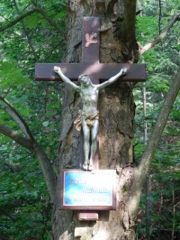 Pomníček v podobě Ježíše na kříži