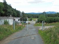 Zadní brána do bývalého uranového dolu Hamr II. Vpravo od ní (mimo areál) se nachází zasypaná jáma č. 9P. Vede k ní krátká lesní cesta, není potřeba se prodírat trávou nebo neschůdným terénem.