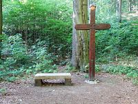 Dřevěný kříž na začátku křížové cesty